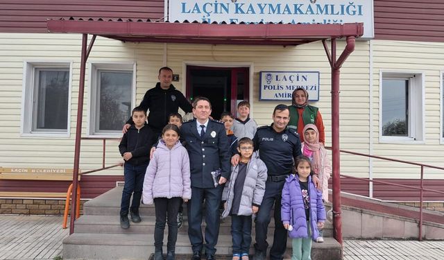 Laçin’de çocuklardan polislere anlamlı ziyaret