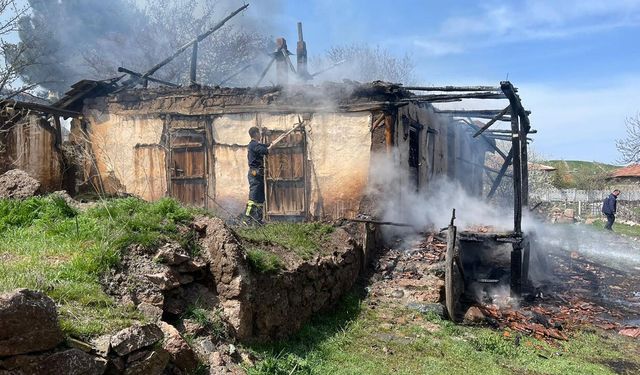 Çorum'da metruk ev alevlere teslim oldu