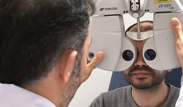 Telefonu gözünüze çok mu yaklaştırıyorsunuz? İşte gelecekteki görme riskiniz