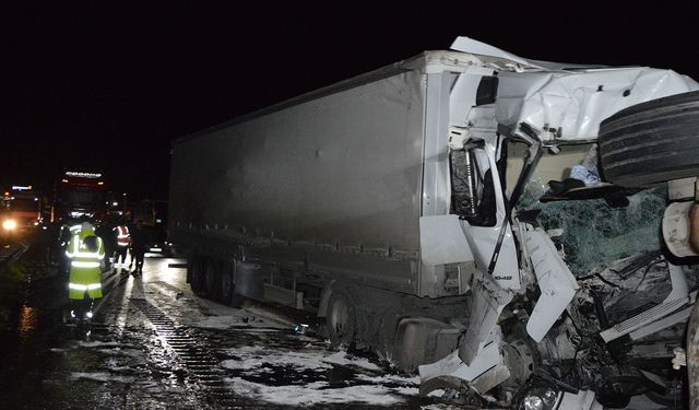 Çorum-Samsun karayolunda iki tır çarpıştı: 3 yaralı