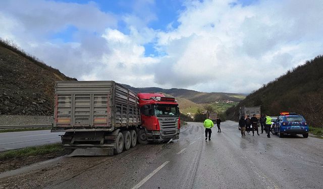 Çorum’dan çıkan tır Samsun’da kaza yaptı: Sürücü yaralandı