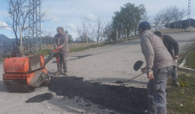 Oğuzlar’da yol bakım ve onarım çalışmaları sürüyor