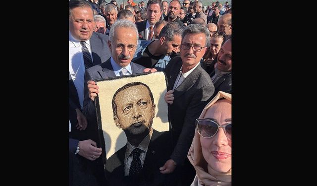 Cumhurbaşkanı Erdoğan’ın portresi halıya işlendi: Bakan'a hediye edildi