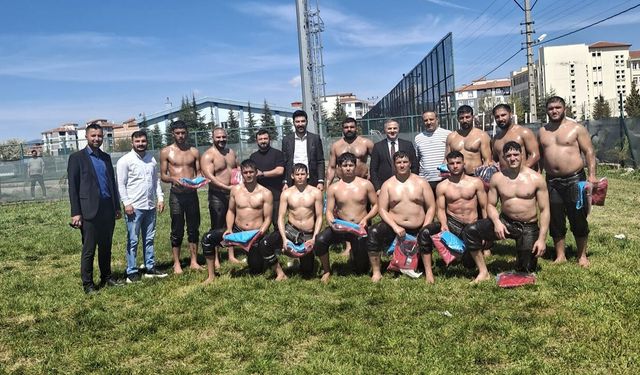 Demirkıran’dan yağlı güreşçilere destek ziyareti