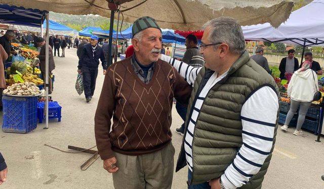 Başkan Ünlü’den pazarda esnaf ve vatandaşlarla buluşma
