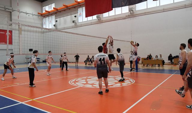 Hitit Üniversitesi’nde voleybol heyecanı sona erdi