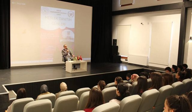 Kaymakam Polat öğrencilerle meslek tecrübelerini paylaştı