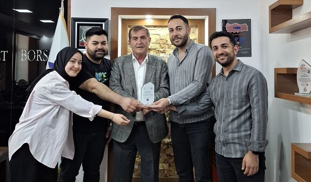 Tıp öğrencilerinden Naki Özkubat’a teşekkür plaketi