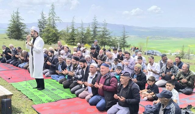 Boğazkale’de yağmur ve şükür duasında eller semaya açıldı