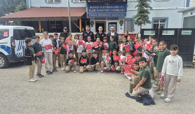 Kargılı öğrencilerden jandarma ve emniyete ziyaret