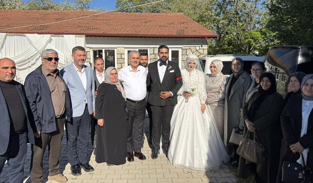 Milletvekili Ahlatcı, Kavşut Köyü’nde düğün merasimine katıldı