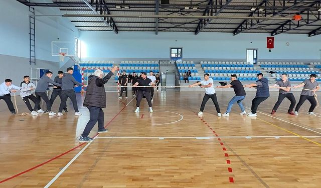 Mecitözü’nde liseler arası halat çekme yarışması düzenlendi