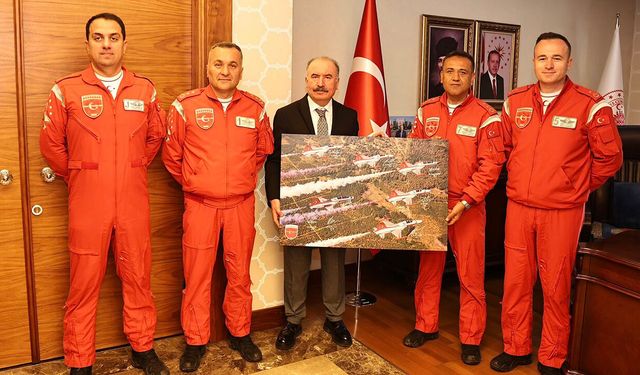 Türk Yıldızları Çorum'da: Vali Çalgan'ı ziyaret ettiler