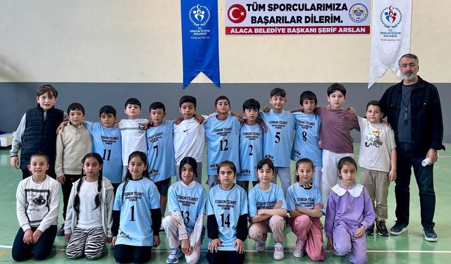 Cumhuriyet İlkokulu geleneksel çocuk oyunlarında zirveye çıktı