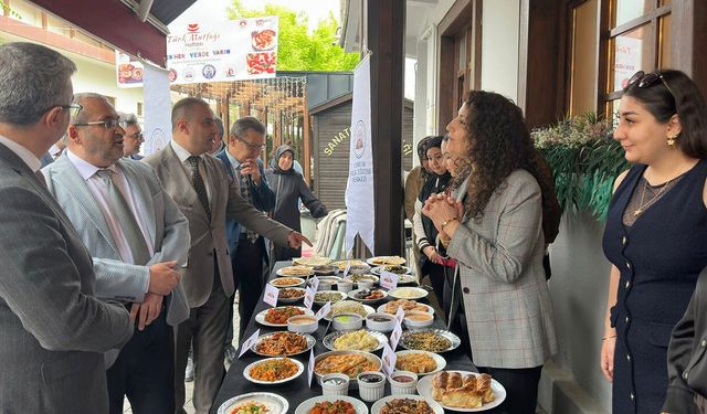 Sanat Sokağı'nda stantlar kuruldu, yöresel tatlar gün boyu ziyaretçi ağırladı