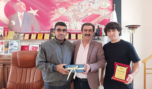 Türkiye şampiyonu sporcu Mecitözü Belediyesi’nde ağırlandı