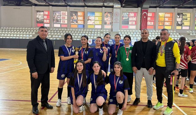 Bahçelievler Anadolu Lisesi futsalda Çorum şampiyonu oldu