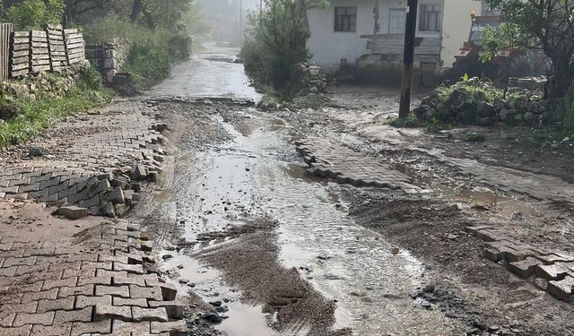 Kazıklıkaya’da sel felaketi: Kilit taşı ve yollar kullanılamaz hale geldi