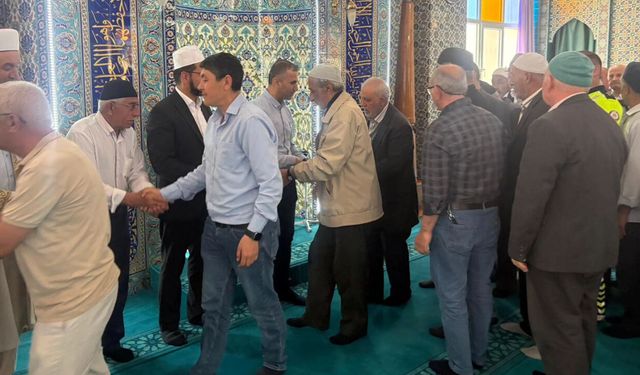 Kaymakam Duman, Beyler Çelebi  camiinde vatandaşlarla bayramlaştı
