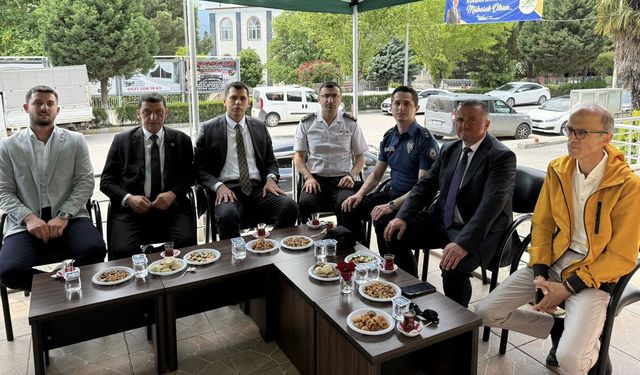 Kargı Protokol üyeleri halkla bayramlaştı