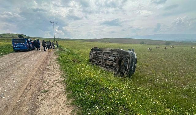 Kınık yolu üzerinde okul servisi kazası