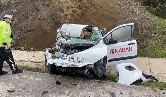 Tırla çarpışan hafif ticari araçtaki 2 kişi yaralandı
