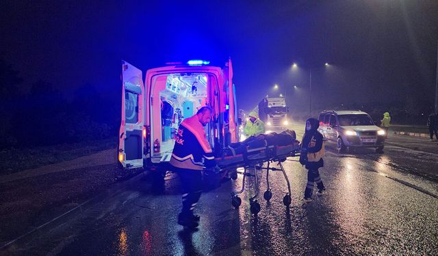Çorum'da refüje çarpan otomobilin sürücüsü yaralandı