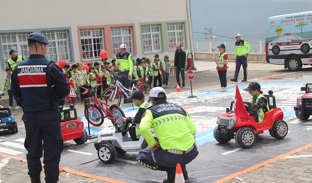 Oğuzlar'da öğrencilere uygulamalı trafik eğitimi verildi