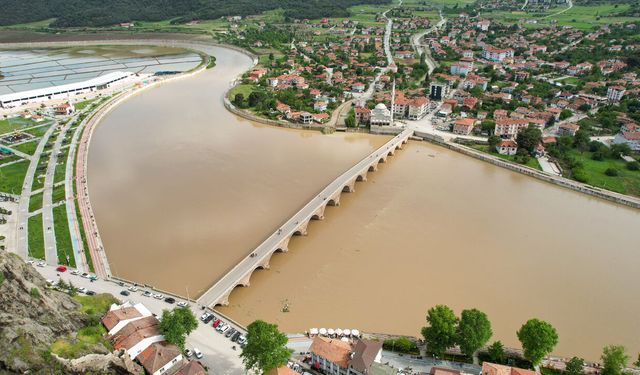 Kızılırmak Nehri'nin rengi kahverengiye döndü
