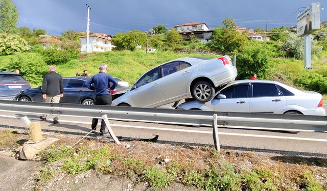 Çorum'da zincirleme kazada araç diğer aracın üzerine çıktı