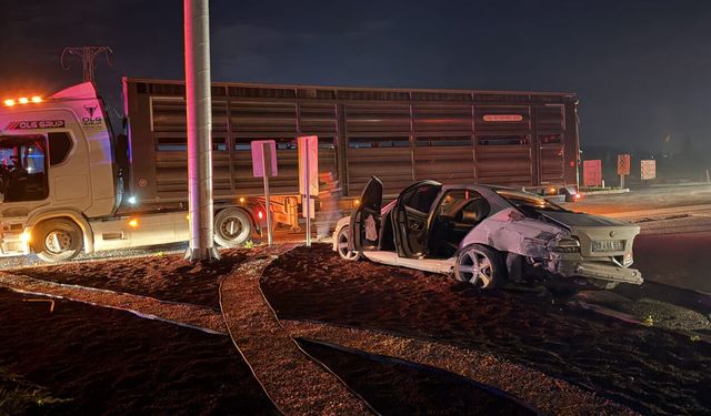 Çorum'da tır ile çarpışan otomobildeki 2 kişi yaralandı