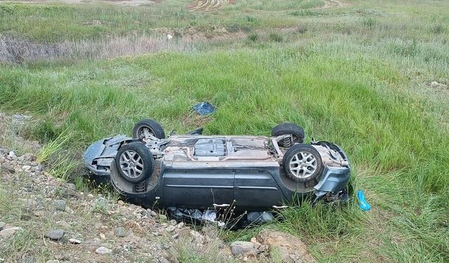 Çorum'da şarampole devrilen otomobildeki aynı aileden 4 kişi yaralandı