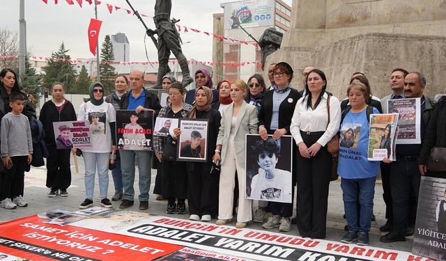 Hayatını kaybeden çocukları için Ulus Meydanı'nda bir araya geldiler