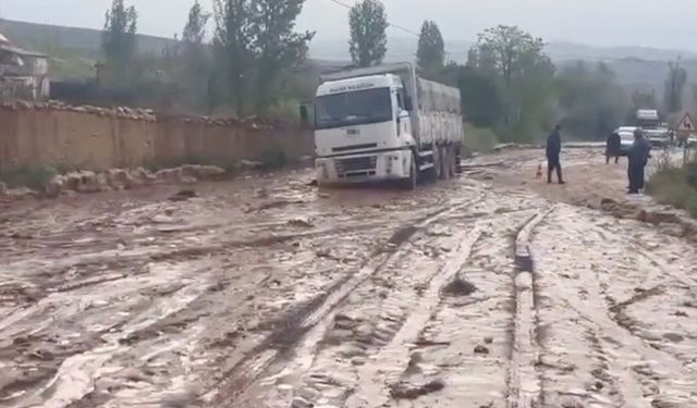 Sel suları iki ilçeyi birbirine bağlayan yolda ulaşımı aksattı