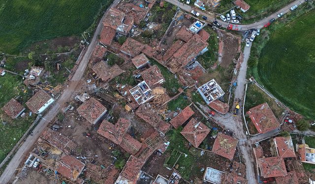 Hortumun savaş alanına çevirdiği köy havadan görüntülendi