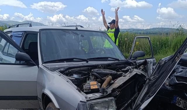 Çorum'da iki otomobil çarpıştı: 3 yaralı