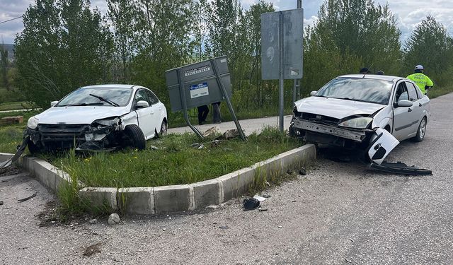 Çorum'da kaza, iki otomobil çarpıştı: 2 yaralı