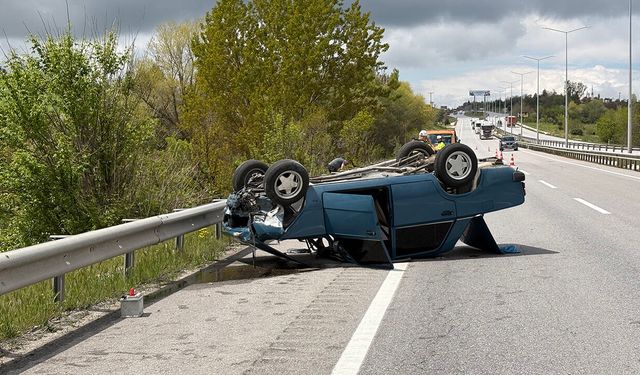 Çorum’da bariyerlere çarpan otomobil devrildi: 1 yaralı