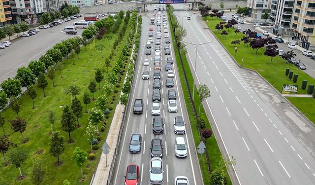Çorum-Samsun yolunda bayram alarmı! Karadeniz güzergahında kilometrelerce araç kuyruğu