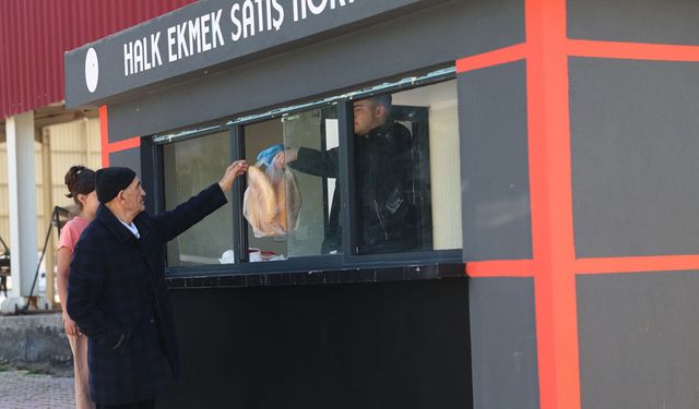 Sungurlu’da halk ekmeğe büyük ilgi! Son teknoloji fabrikada üretilen ekmekler kapışıldı