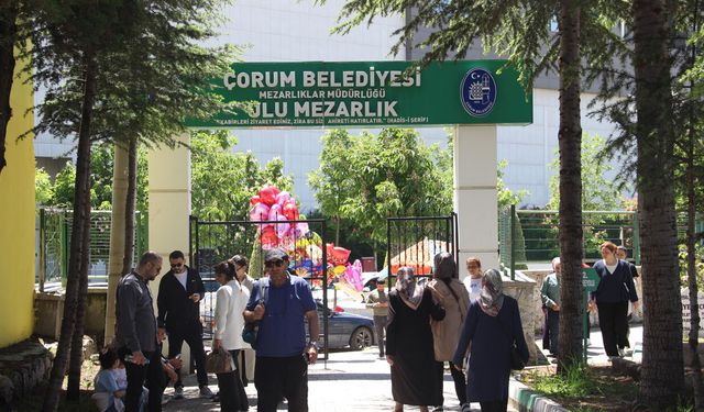 Çorum’da arefe günü mezarlıklarda duygu dolu anlar! Vatandaşlar kabirlere akın etti