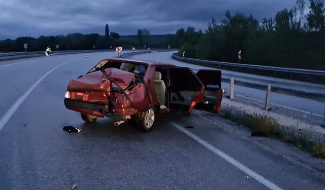 Çorum'da otomobil bariyerlere çarptı: 2 yaralı