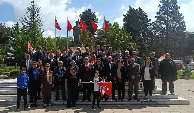 Eğitim-İş ve ADD’den Atatürk Anıtı’na çelenk