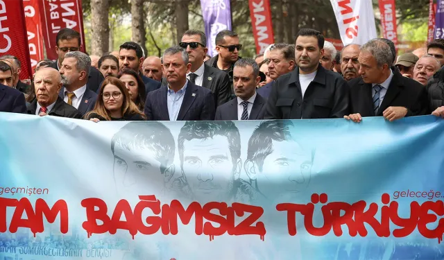 CHP lideri Özgür Özel, Üç Fidan’ı mezarları başında andı