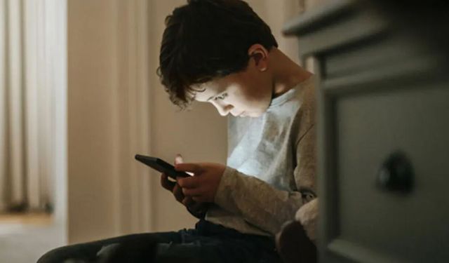 Geleceğin 'telefon' hastalığı: Ekrana eğilen nesil tehlikesi!