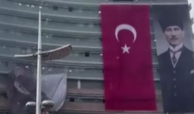 Özgür Özel'in CHP Genel Merkezi'ndeki afişi indirildi