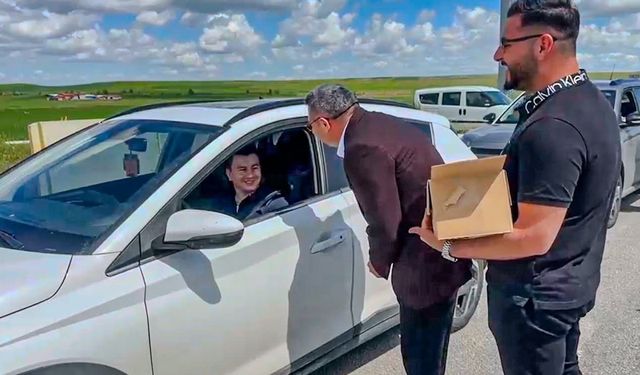Alaca’da bayram yoluna çıkan sürücülere leblebi ikram edildi