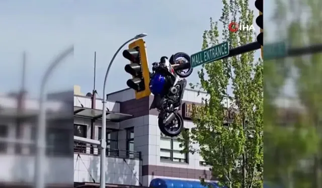 Fizik kurallarını zorlayan kaza: Motosiklet trafik ışıklarında asılı kaldı!