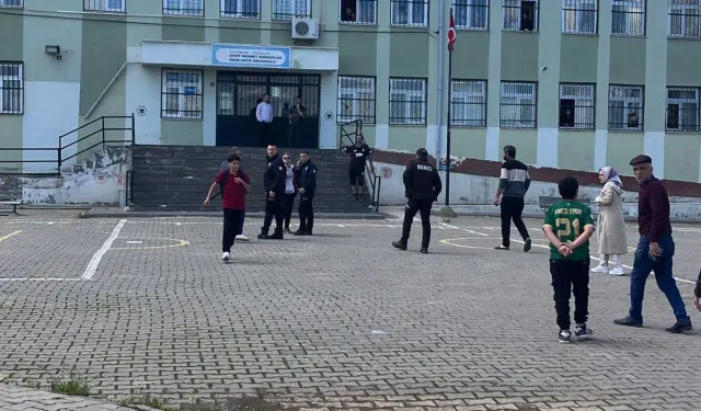 Diyarbakır'da okul önünde dehşet anları: Silah sesleri yükseldi, öğrenciler tahliye edildi.