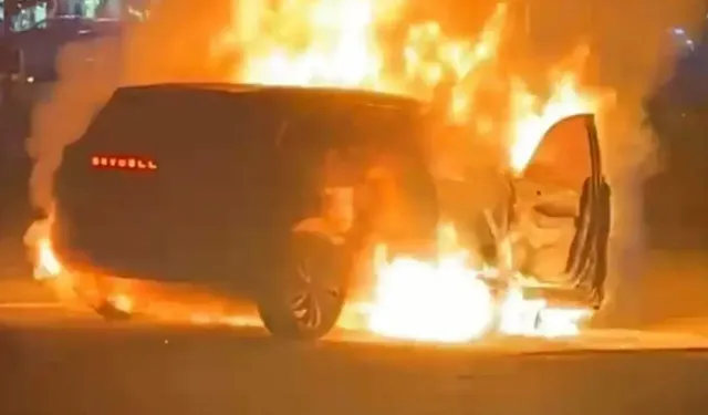 Seyir halindeki elektrikli SUV alev topuna döndü: İtfaiyeden özel battaniyeli müdahale